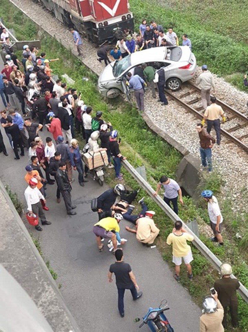 Vụ tai nạn giao thông đường sắt nhìn từ trên cao.