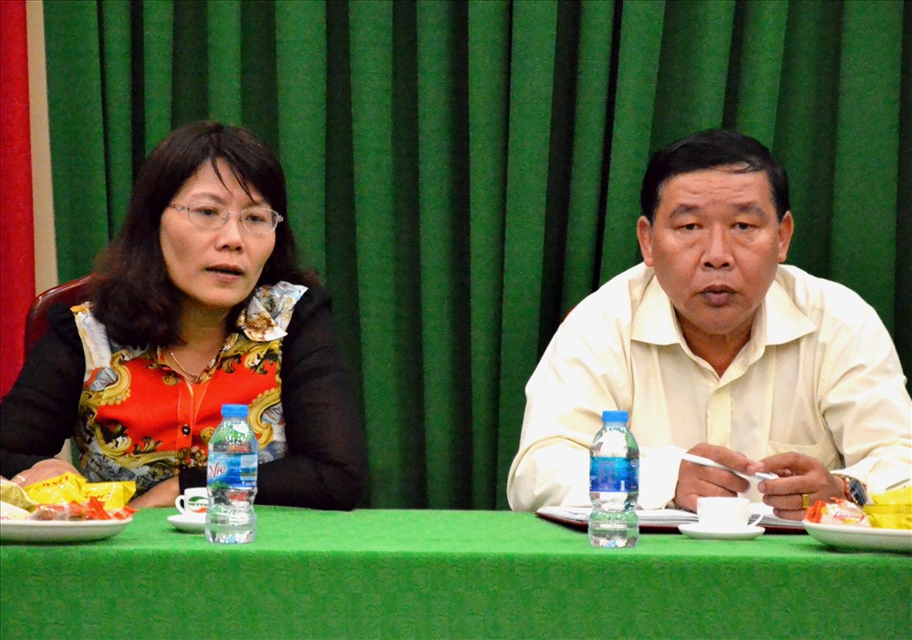 Ông Trương Thanh Nhàn (bìa phải) trong buổi làm viêc với Giám đốc Sở GD-ĐT An Giang xử lý thông tin thầy giáo đánh học sinh vẹo cột sống. Ảnh: LỤc Tùng