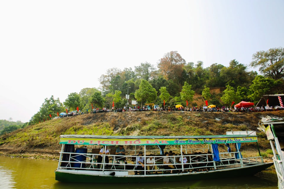 Từ rất sớm, hàng ngàn người dân, du khách tập trung bên bờ hồ Lắk để theo dõi các đội đua thuyền tranh tài.
