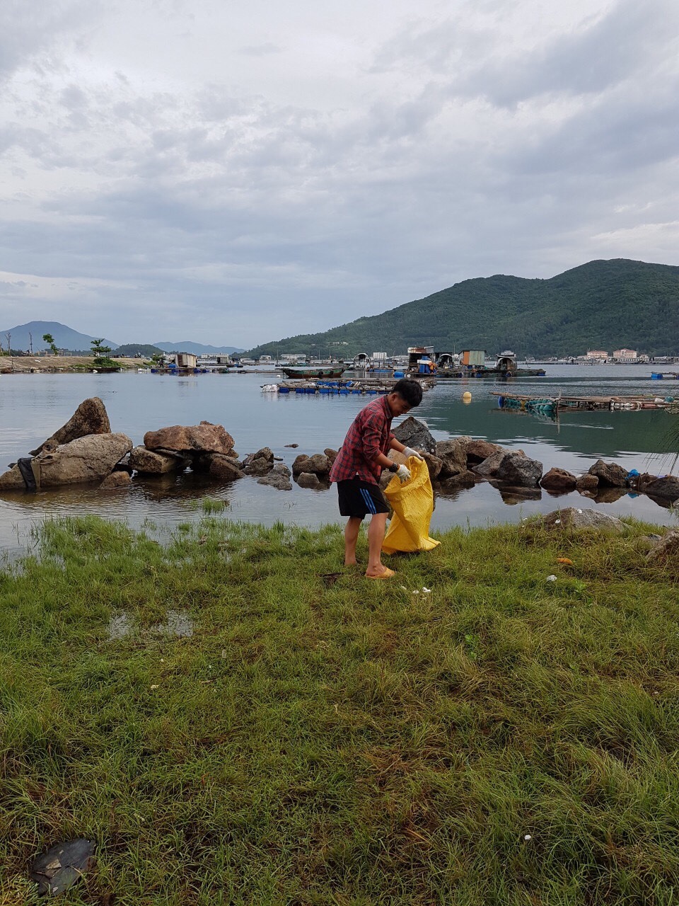 Anh Lực cùng người bạn của mình dọn rác tại âu thuyền Thọ Quang.