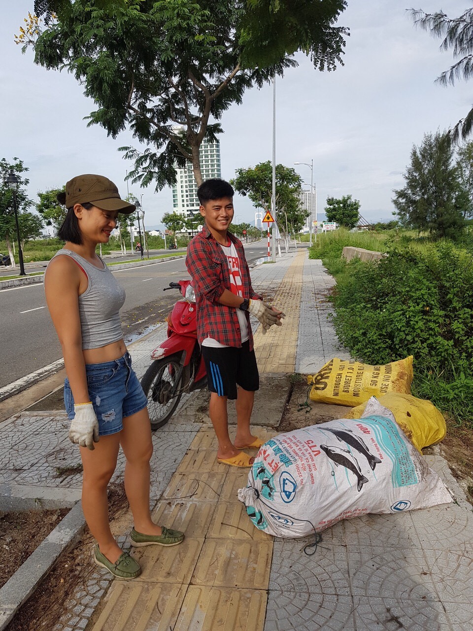 Anh Lực cùng người bạn của mình dọn rác tại âu thuyền Thọ Quang.