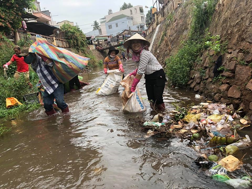 Kim Cúc và những người đồng hành chung tay dọn dẹp rác.