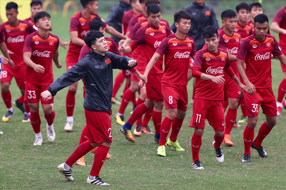Ngoài Lương Hoàng Nam được chỉ định trả lời phỏng vấn, các cầu thủ khác của U23 Việt Nam nhanh chóng bước vào tập luyện.