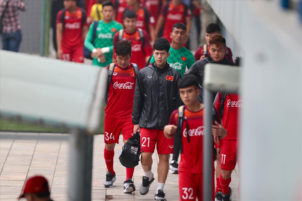 Khoảng 3h45 phút, đội tuyển U23 Việt Nam có mặt tại sân Trung tâm đào tạo bóng đá trẻ Việt Nam để tập luyện.