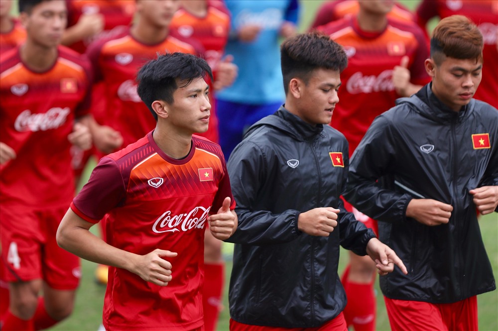 Mở đầu buổi tập, các tuyển thủ U23 Việt Nam chạy nhiều vòng quanh sân. Một số cầu thủ mặc áo khoác để ép cân trong suốt buổi tập.