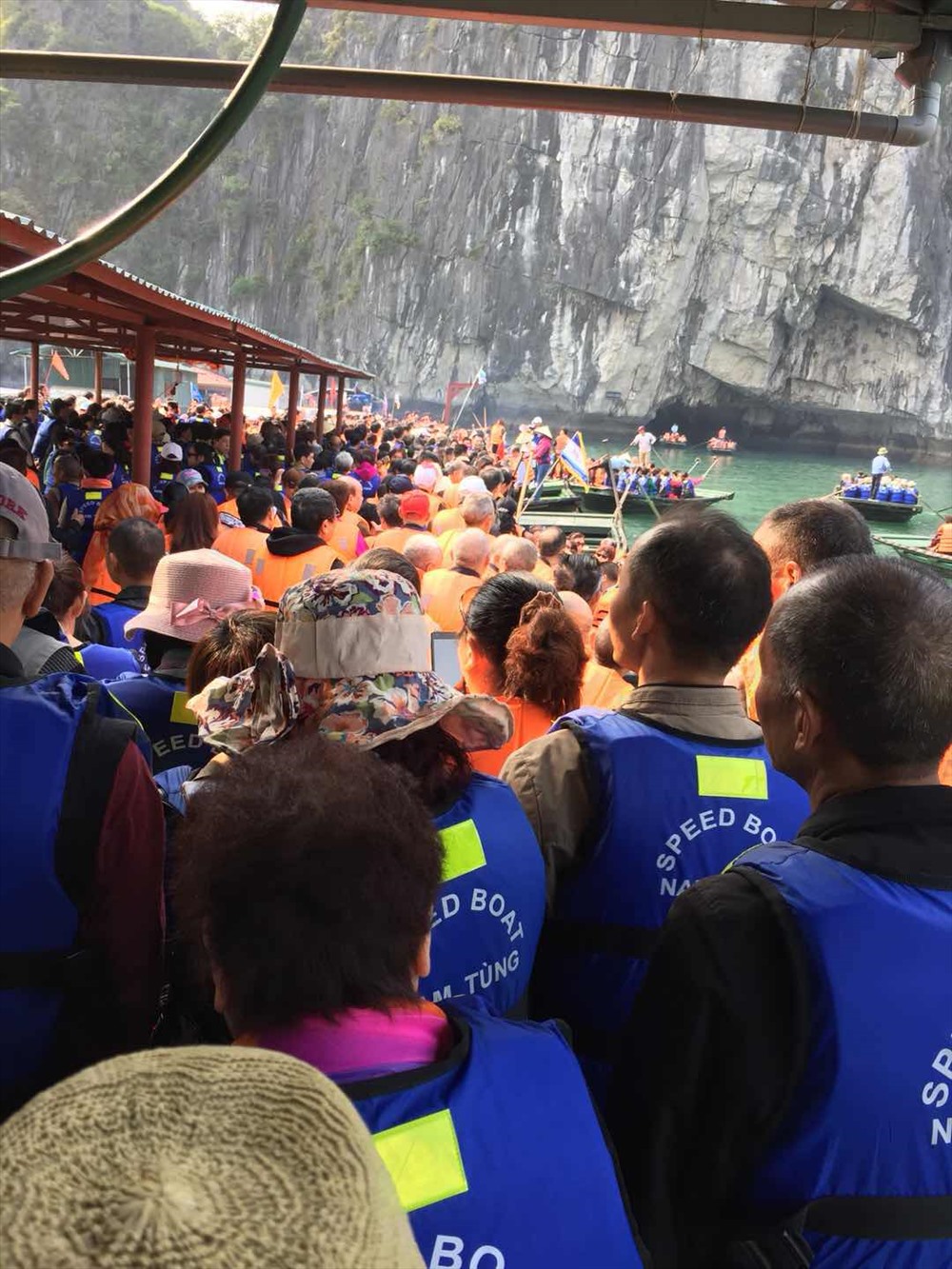 Du khách Trung Quốc đợi thuyền nan để vào thăm hang Luồn, sau khi được xuồng cao tốc của Cty TNHH MTV Nam Tùng đưa từ khu vực Cát Lán đến. Ảnh: Nguyễn Hùng