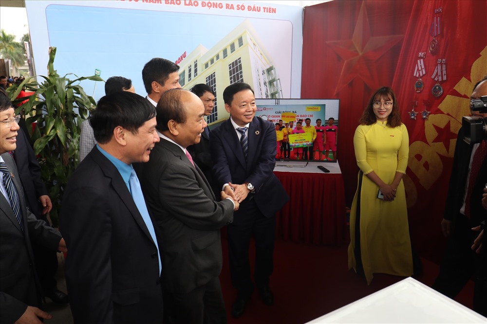 Thủ tướng Nguyễn Xuân Phúc tới thăm gian hàng Báo Lao Động tại Hội báo toàn quốc 2019. Ảnh: Hải Nguyễn