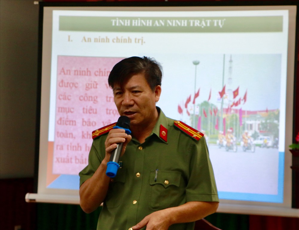 Thượng tá Đào Xuân Hải - Phó Trưởng phòng PV05, Công an tỉnh Thừa Thiên - Huế chia sẻ tại buổi sinh hoạt. Ảnh: PĐ.