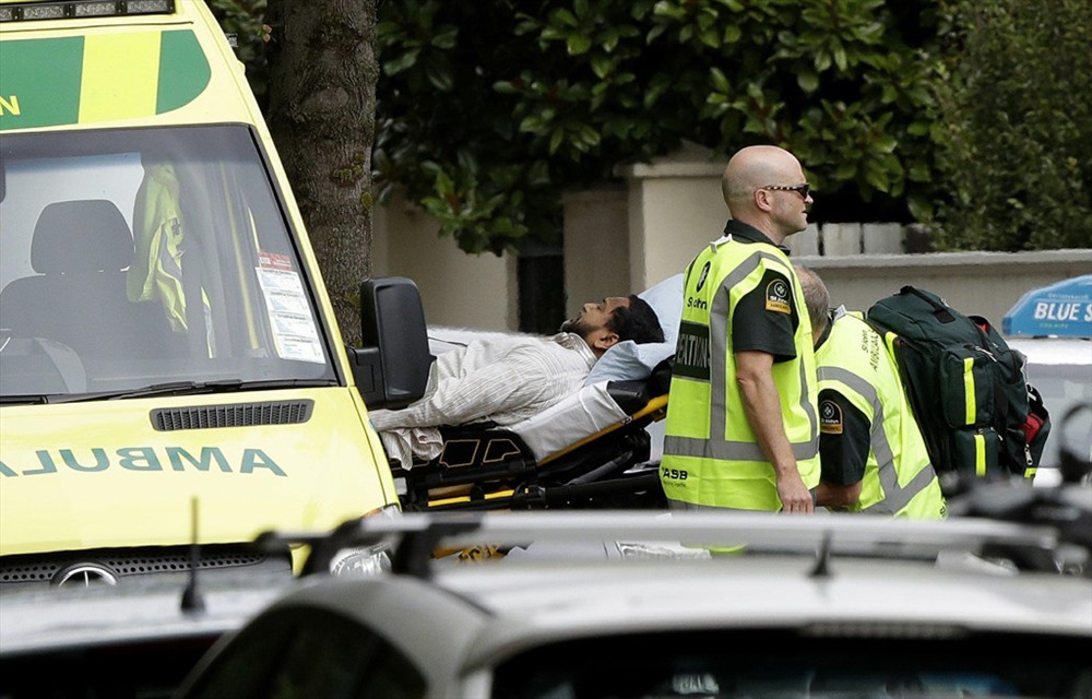 Cảnh sát và nhân viên cứu thương giúp đỡ một người đàn ông bị thương sau vụ nổ súng tại một nhà thờ Hồi giáo ở thành phố Christchurch. 