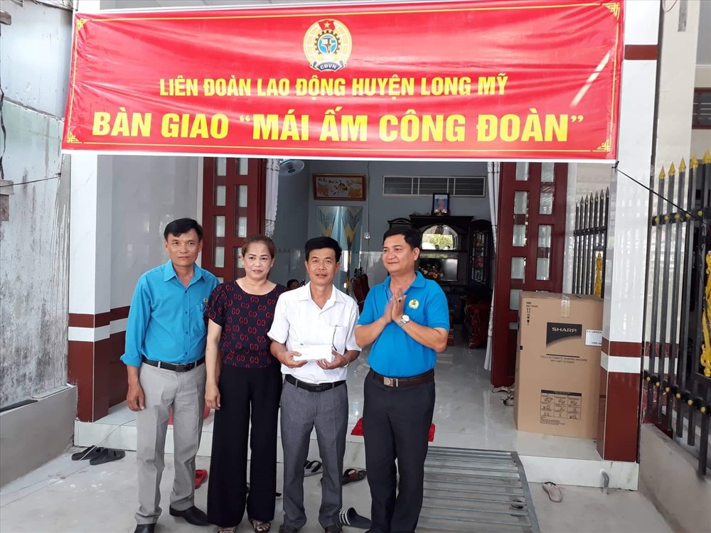 Đại diện LĐLĐ huyện Long Mỹ trao quà cho gia đình anh Thuận. Ảnh: H.P