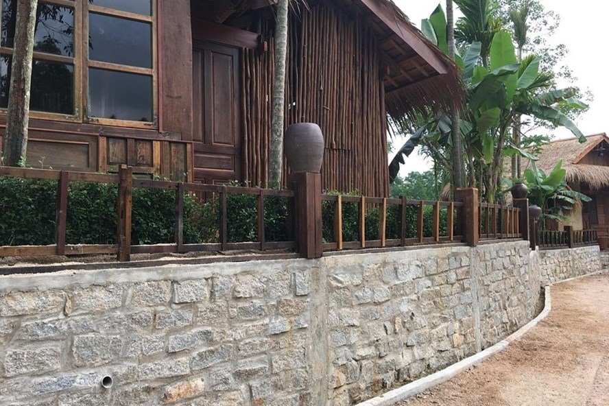 Một công trình của khu nghỉ dưỡng “chui” trong khu vực rừng phòng hộ ở Quảng Nam. Ảnh: Đ.V 