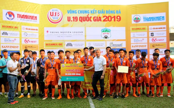 U19 SHB Đà Nẵng và U19 SLNA giành hạng Ba chung cuộc. Ảnh: VFF