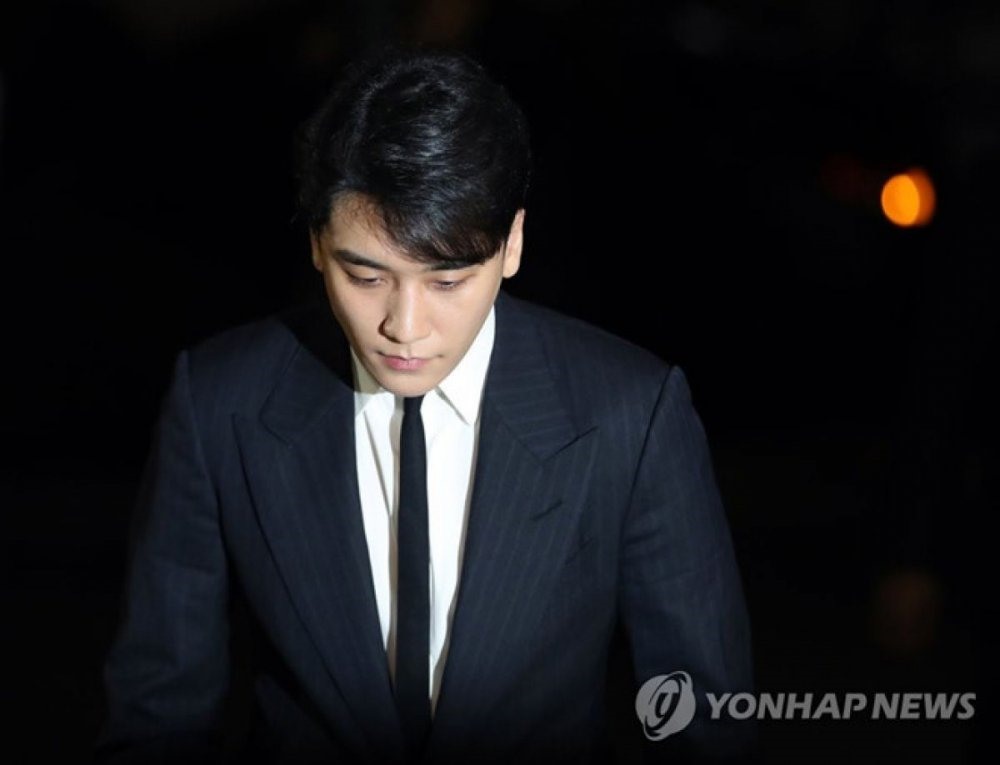 Nam ca sĩ Seung Ri mệt mỏi tới cơ quan điều tra. Ảnh: Yonhap. 