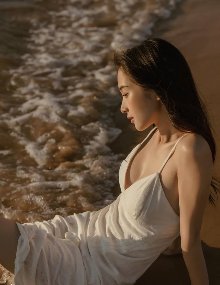 Mới đây, nữ diễn viên Jun Vũ đã đăng tải bộ ảnh diện váy hai dây mỏng manh khoe thân hình quyến rũ tại bờ biển Phú Quốc. Ảnh: FBNV. 