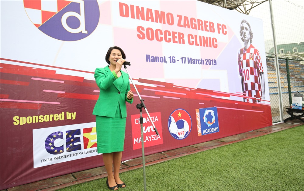 Phó Tổng cục trưởng Tổng cục TDTT Lê Hoàng Yến cảm ơn đại diện CLB Dinamo Zagreb.