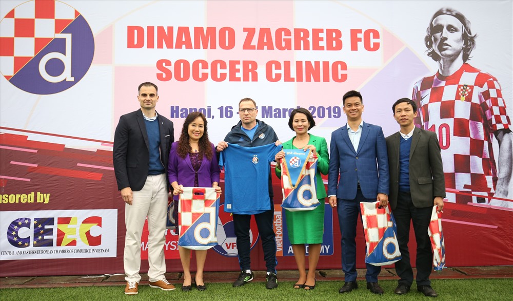 Đại diện CLB Dinamo Zagreb tặng quà lưu niệm của đội bóng giàu truyền thống nhất Croatia.