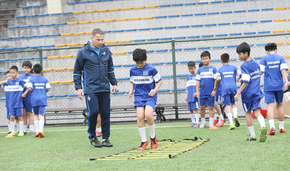 HLV của Dinamo Zagreb hướng dẫn các em nhỏ chơi bóng.