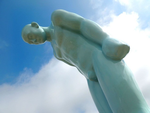 Tượng “Người đàn ông cúi đầu” của nhà điêu khắc Yoo Young Ho người Hàn Quốc. 