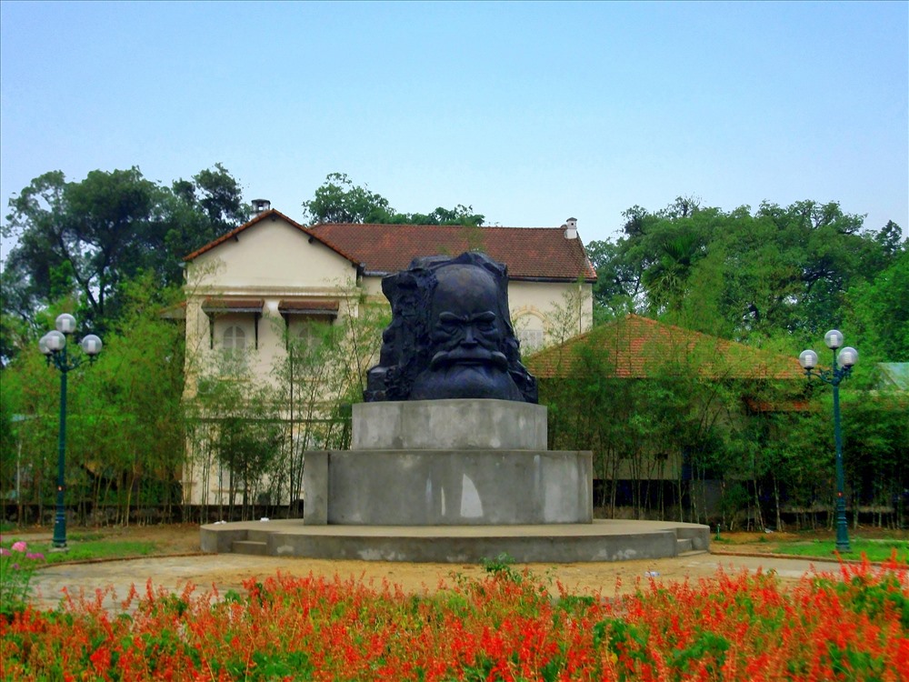 Nhiều ý kiến lo ngại tượng “Người đàn ông cúi đầu” sẽ phá vỡ cảnh quan Huế vì hiện nay, tượng cao nhất Huế là tượng Phan Bội Châu, cũng đặt bên bờ sông Hương chỉ cao 4m.