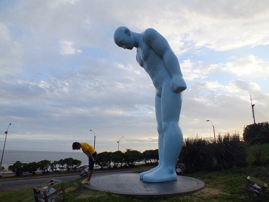 Sự tương tác của công chúng với bức tượng, theo như mong muốn của tác giả.