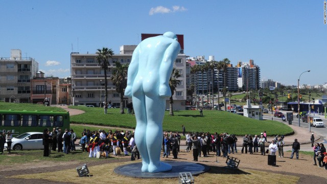 Tượng “Người đàn ông cúi đầu” đặt tại Uruguay. Ảnh: CNN