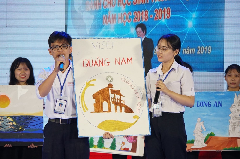  Học  sinh tỉnh Quảng Nam giới thiệu về đơn vị mình tại cuộc thi.
