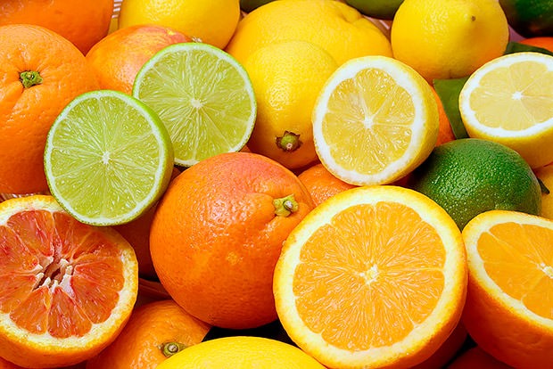 Các flavonoid trong trái cây họ cam quýt có thể giúp kéo dài tuổi thọ. Ảnh: genialfoto