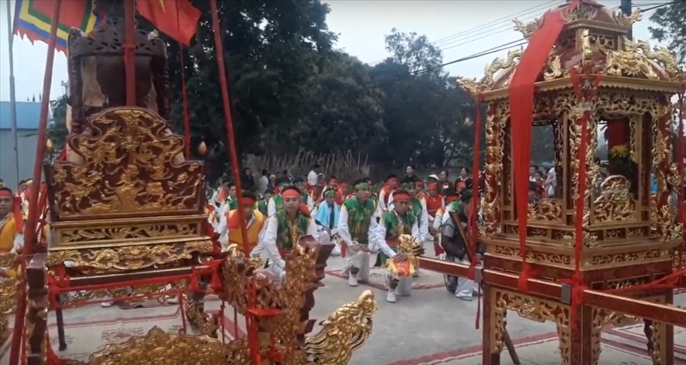 Dân làng tập trung hành lễ trang nghiêm trong lễ hội văn hóa tại Đình làng Nội An.