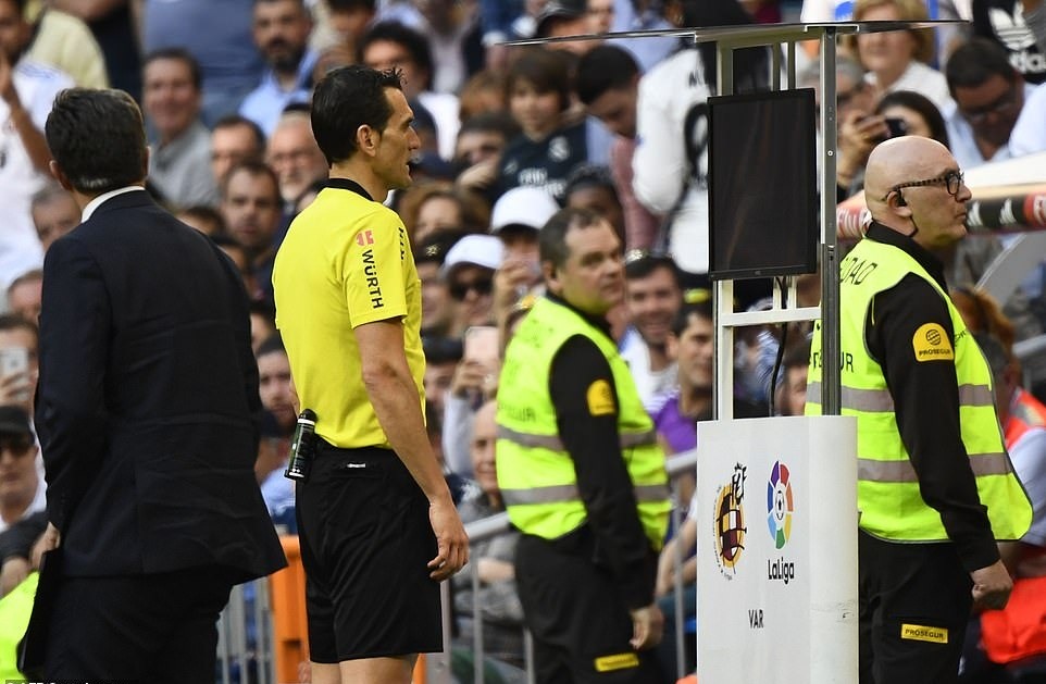 Trọng tài chính (thứ hai từ trái sang) xem băng hình trước khi không công nhận bàn thắng của Modric. Ảnh: Getty Images.