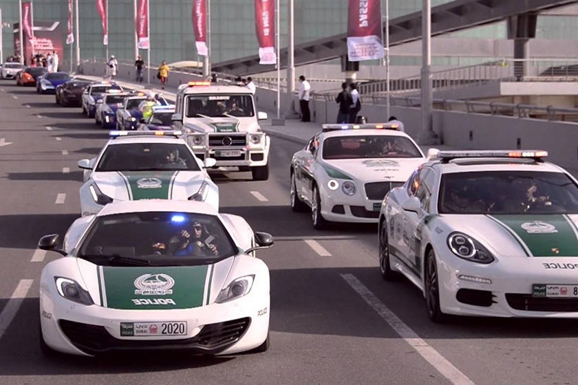 Một hạm đội xe hơi của cảnh sát ở Dubai.