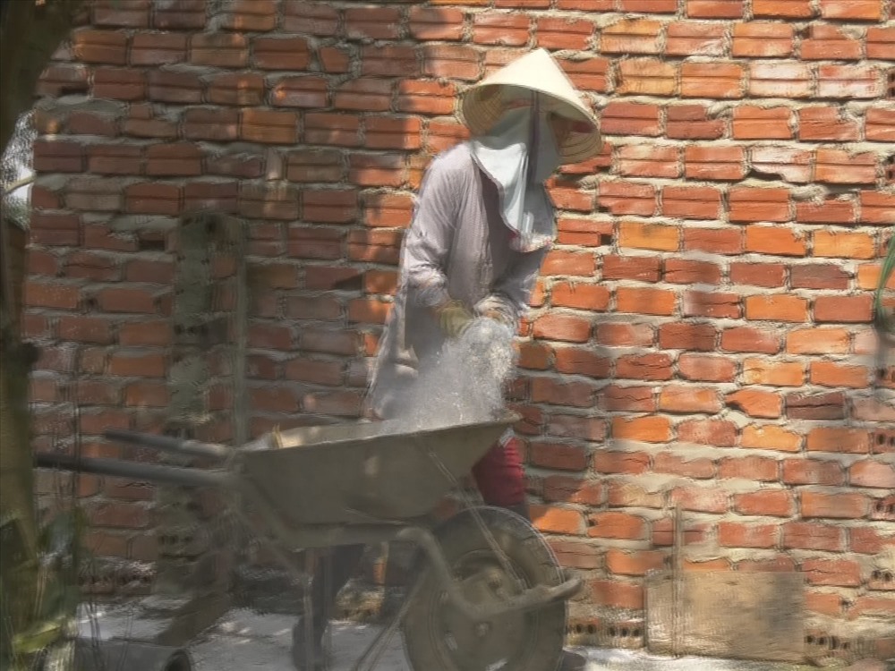 Gia đình ông Nguyễn Đình Phông cùng nhiều hộ chăn nuôi khác nổ lực ngăn chặn dịch