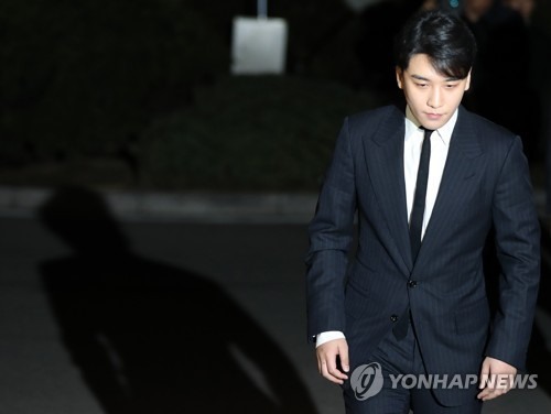 Ngày 10.3: Seung Ri chính thức bị xếp vào diện nghi phạm vì tội môi giới mại dâm.
