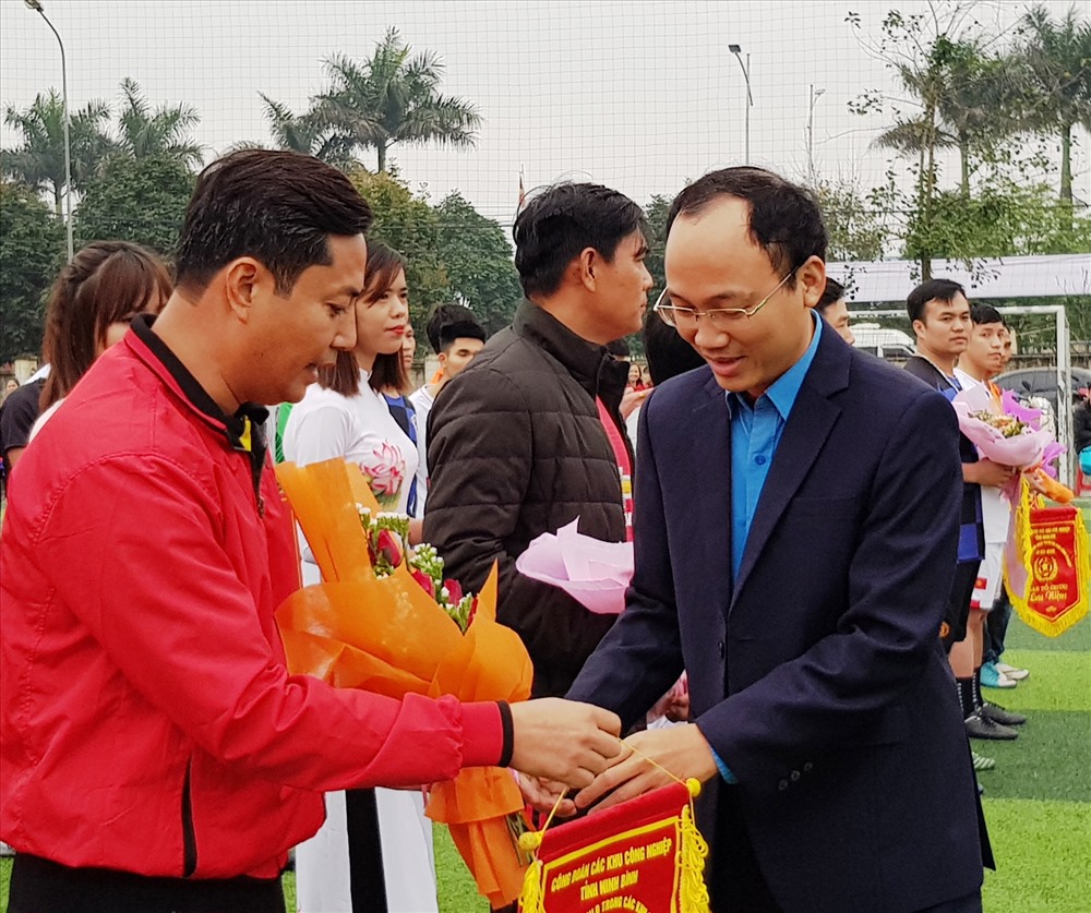 Đồng chí Phùng Minh Chung, Chủ tịch CĐ các KCN tỉnh Ninh Bình tặng hoa và cờ lưu niệm cho tổ trọng tài. Ảnh: NT