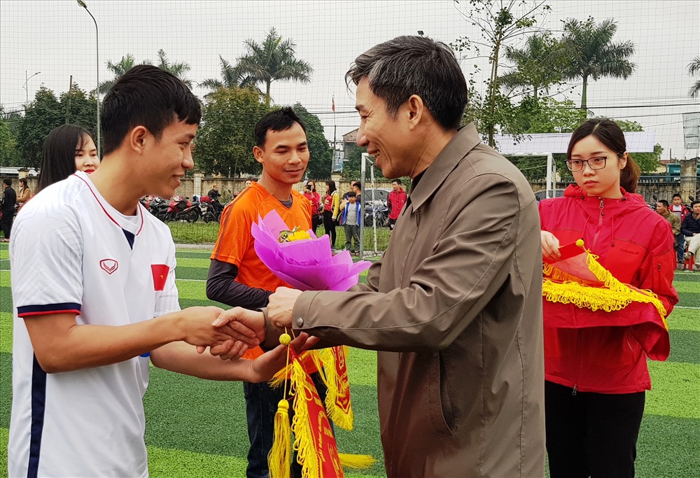 Đồng chí Phan Duy Linh, Phó chủ tịch LĐLĐ tỉnh Ninh Bình tặng hoa và cờ lưu niệm cho các đội tham dự giải. Ảnh: NT
