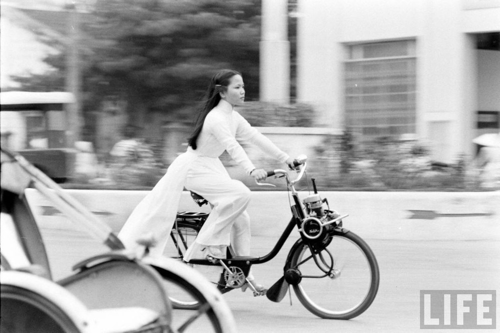 Áo dài trên đường phố Huế. Ảnh của Tạp chí Life chụp năm 1961