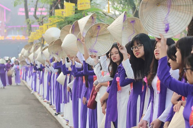 Nữ sinh Huế với áo dài. Ảnh tư liệu