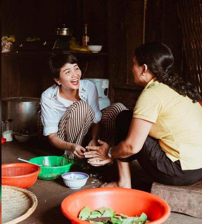 Trong lần về thăm nhà này, H'Hen Niê cũng ấp ủ dự án mang nước sạch về cho buôn làng - nơi cô đã sinh ra và lớn lên. 