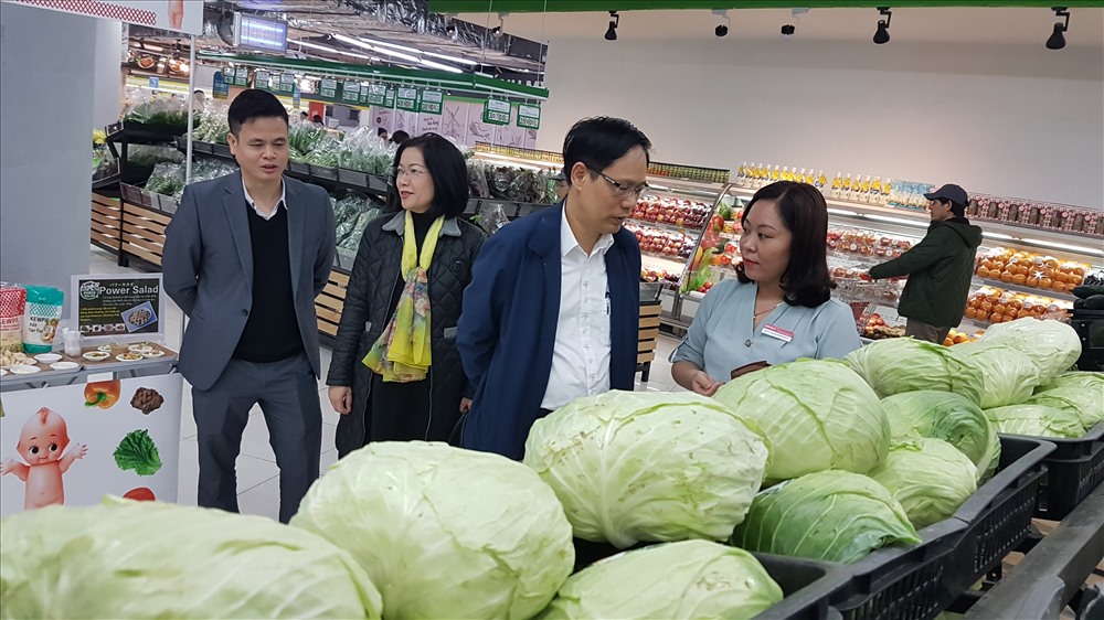Ông Nguyễn Thanh Hải - Phó Giám đốc Sở Công thương Hà Nội dẫn đầu đoàn công tác giám sát thực hiện quyền lợi của NTD tại các siêu thị. Ảnh: Kh.V