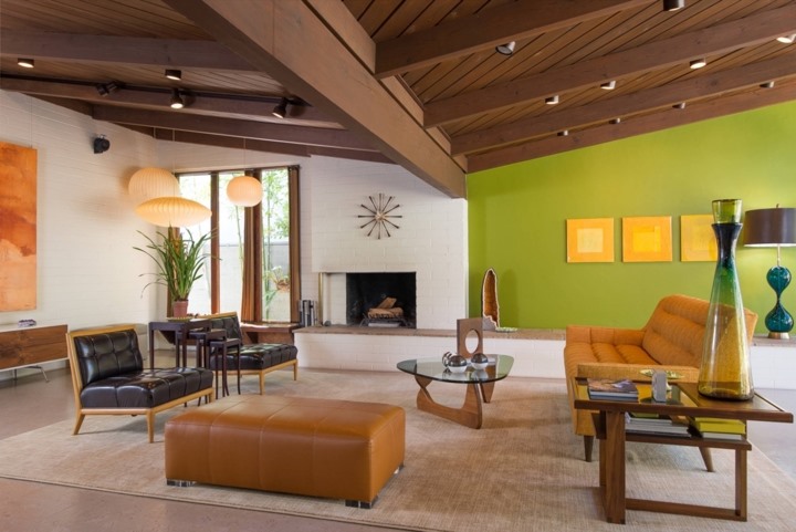 Phòng khách mang phong cách cổ điển với trần nhà làm bằng gỗ.   