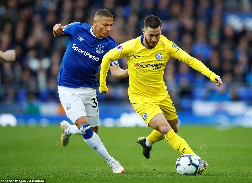 Eden Hazard (áo vàng) di chuyển tích cực trên sân ở hiệp 1. Ảnh: Reuters.