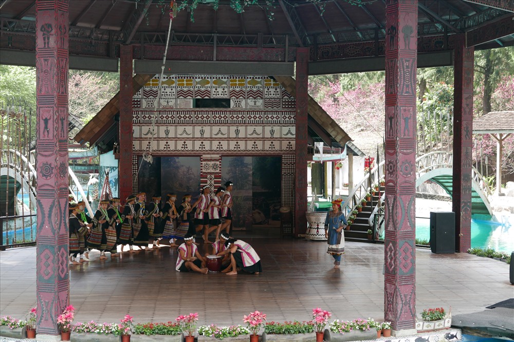 Tại đây, du khách sẽ được trải niệm văn hóa bản địa với các buổi biểu diễn truyền thống, tái hiện một số lễ nghi của các dân tộc bản địa.