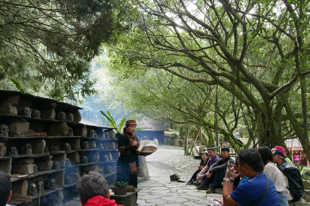 Ở làng thổ dân, tất cả các ngôi nhà truyền thống của các dân tộc bản địa như Paiwan, Amis... được tái tạo.