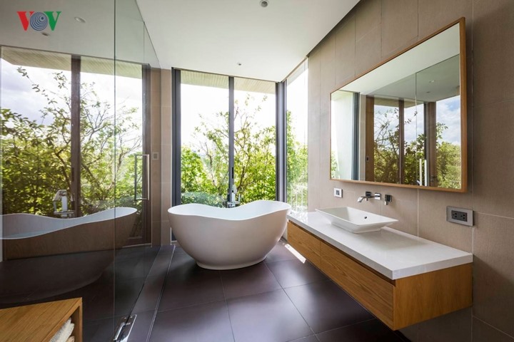 Phòng tắm hiện đại như nằm giữa thiên nhiên nhờ sự xuất hiện của các mảng  xanh. 
