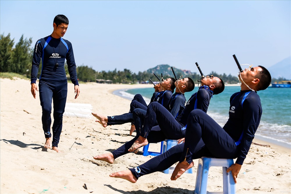 Các chiến sĩ đặc công nước đang được huấn luyện sử dụng ống thở. Mục tiêu của bài tập này là để những “người nhái” có thể ẩn mình dưới mặt biển trong nhiều giờ đồng hồ.