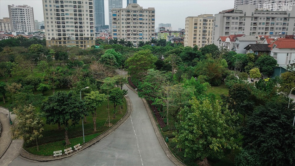 Vị trí đề xuất xây bãi đỗ xe tại một phần phía Đông Bắc của Công viên Cầu Giấy, phường Dịch Vọng, quận Cầu Giấy với tổng mức đầu tư khoảng 565 tỉ đồng.  