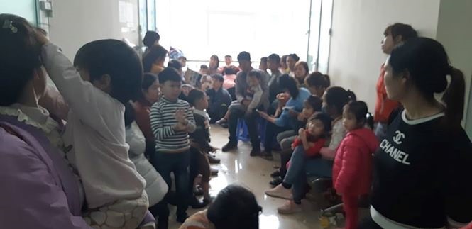 Chỉ trong 3 ngày qua, đã có gần 2.000 trẻ từ Bắc Ninh được cha mẹ đưa về các Bệnh viện của Hà Nội xét nghiệm tìm sán lợn.
