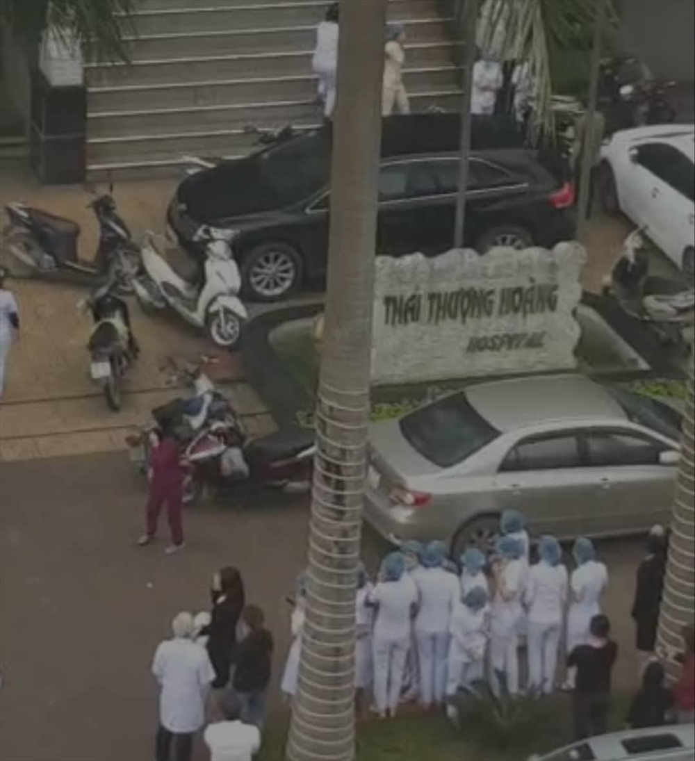 Các nhận viên y tế tại bệnh viện kế cạnh được sơ tán ra ngoài