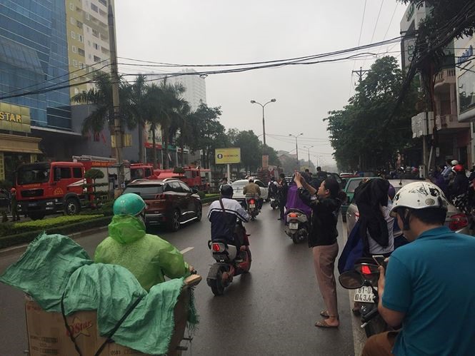 Giao thông qua khu vực xẩy ra đám cháy bị đình trệ do nhiều người dân hiếu kỳ đi qua dừng lại xem đám cháy