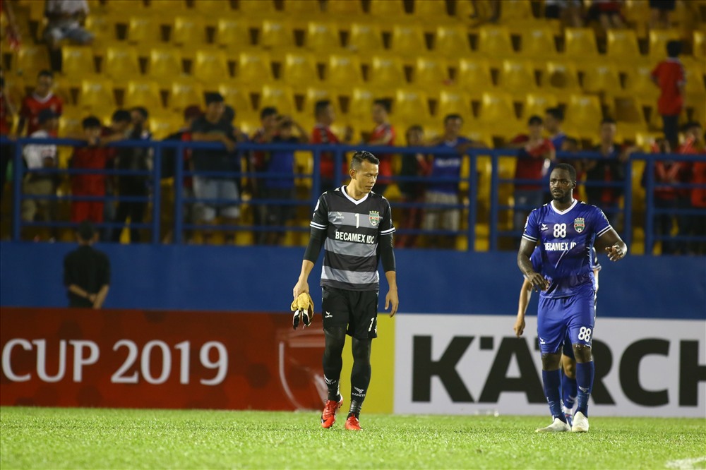 Cựu thủ môn ĐTQG mắc những sai lầm sơ đẳng khiến B. Bình Dương thua đau ở AFC Cup 2019 ngay trên sân nhà. Ảnh: Đình Viên