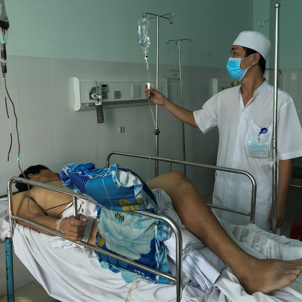 Anh Nguyễn Văn Thọ lúc đang nằm điều trị tại bệnh viện Đa khoa tình Vĩnh Long. Ảnh: P.V